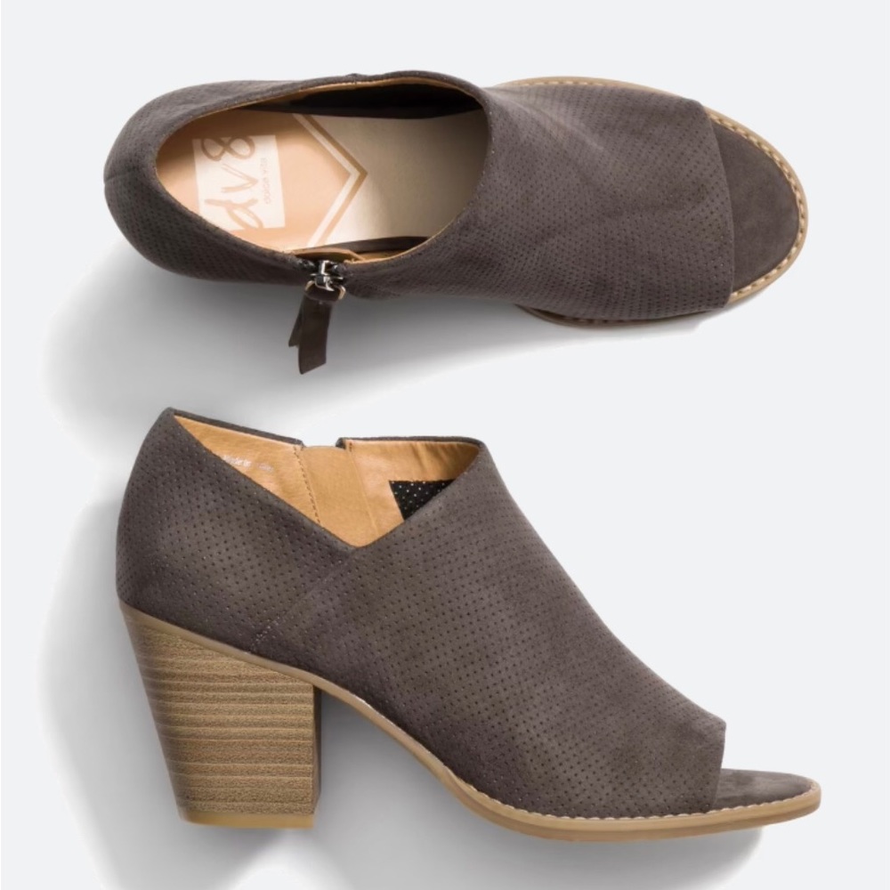 NWOT DV8 Jinna perforated peep toe bootie